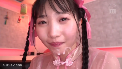 室内 · 脸部特写 · 微笑 · 面对镜头 · 颜射 · 粉色旗袍 · 粉色丝带 · 脸上精液