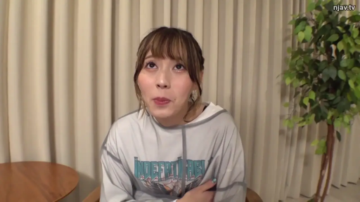 坐姿 · 脸部特写 · 盆栽 · 好奇 · 灰色卫衣 · 向上看 · 室内窗帘前 · 居家感