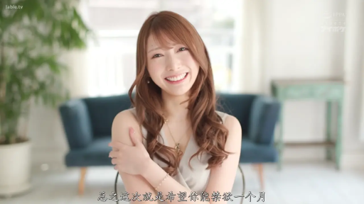 室内 · 坐姿 · 面对镜头 · 半身特写 · 甜美笑容 · 浅色无袖上衣