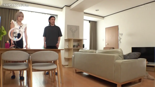 严肃 · 站立 · 全景 · 客厅 · 对视 · 日常服饰 · 拍摄现场 · 环形补光灯