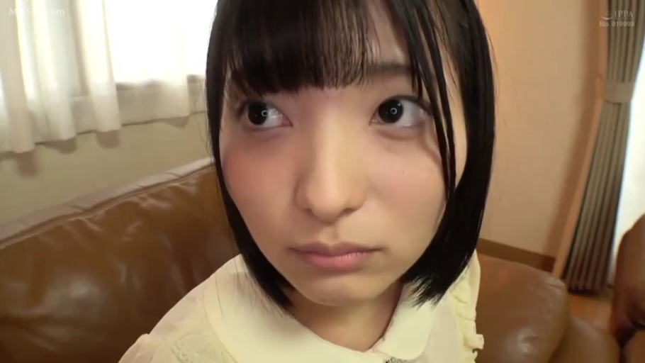 室内 · 坐姿 · 脸部特写 · 沙发 · 白色衬衫 · 凝视 · 平淡 · 短发