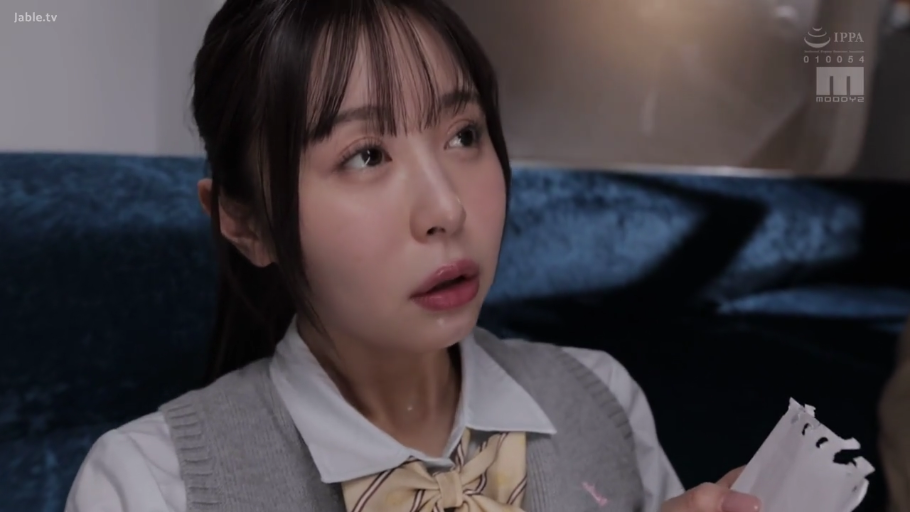 室内 · 坐姿 · 脸部特写 · 制服 · 凝视 · 亚洲人 · 惊讶 · 碎纸片