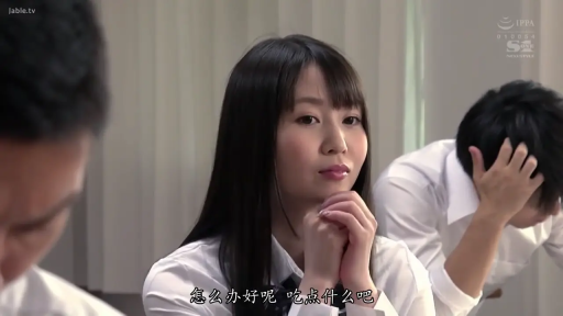 坐姿 · 祈祷 · 白衬衫 · 办公室 · 面部特写 · 忧虑 · 清纯风格