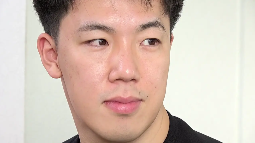 室内 · 脸部特写 · 平静 · 注视 · 黑色上衣 · 侧头 · 亚洲男性