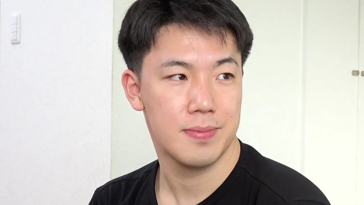 室内 · 注视 · 头部特写 · 侧头 · 浅笑 · 黑色圆领T恤 · 亚裔男性