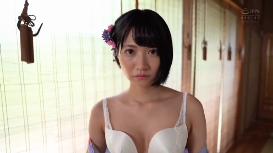 严肃 · 站立 · 和室 · 凝视 · 上半身 · 短发 · 白色胸罩 · 发饰