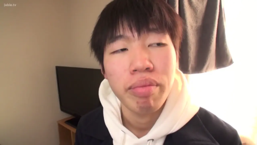 室内 · 面部特写 · 注视 · 平淡 · 连帽衫 · 正面 · 电视机 · 成年男性