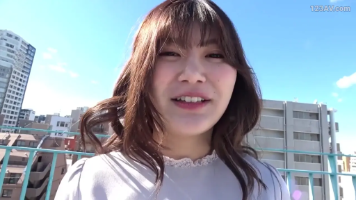 站立 · 面部特写 · 户外 · 栏杆 · 开心 · 天台 · 微笑交谈 · 灰蓝色上衣