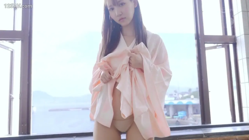 站立 · 露底 · 下半身特写 · 掀裙子 · 浴袍 · 肉色内裤 · 温泉池边