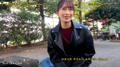 座り姿勢 · 微笑 · 半身 · 谈话 · ショルダーバッグ · 屋外 · アジア人女性 · 黒い革ジャケット