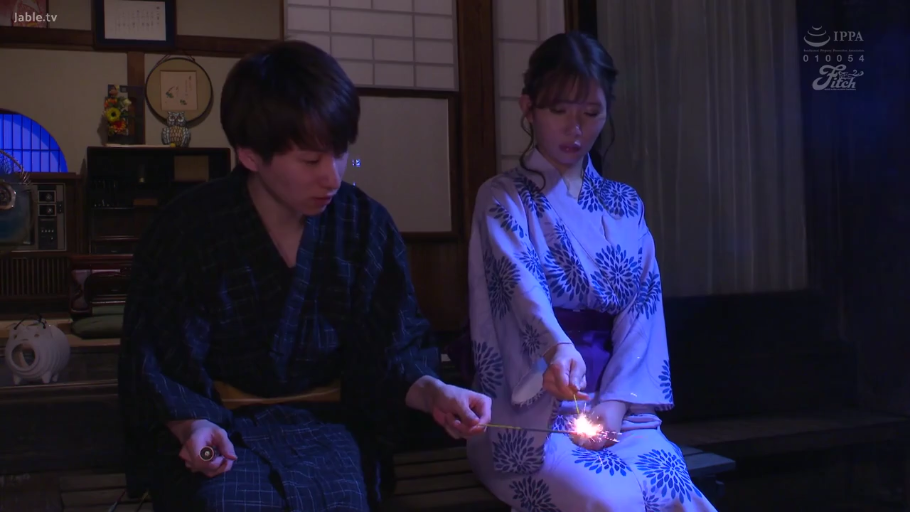 专注 · 和室 · 中景 · 並排坐 · 浴衣 · 夜晚 · 仙女棒 · 点燃烟花