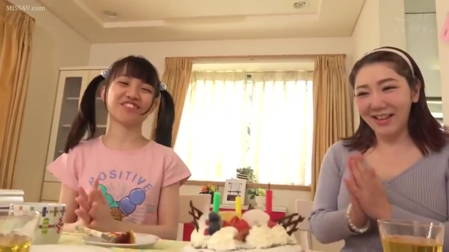 坐姿 · 半身 · 餐厅 · 常服 · 笑容 · 家庭 · 蛋糕 · 庆祝