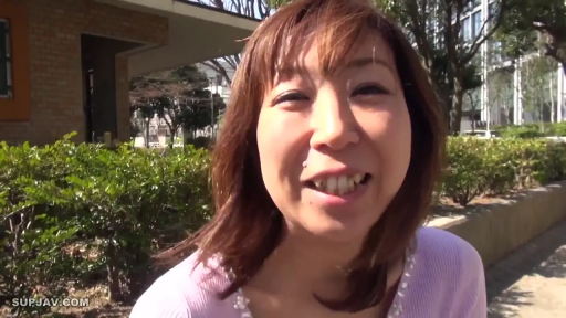 Close-up of the face · 紫色针织衫 · 户外公园 · 正面站姿 · Smile at the camera · 开心表情 · 自然光线