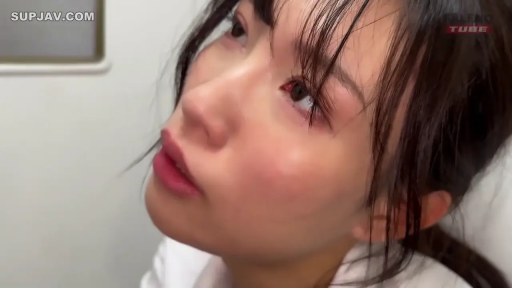 室內 · 臉部特寫 · 迷離 · 白色上衣 · 凝视 · 仰头 · 亚洲女性