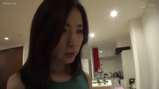 面部 · 忧郁 · 女性 · 站姿 · 厨房 · 凝视 · 绿色无袖上衣