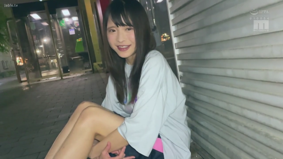 地下室 · 躯干 · 蹲姿 · 多人 · 白色网袜 · 渴求 · 瓶子 · 口交准备
