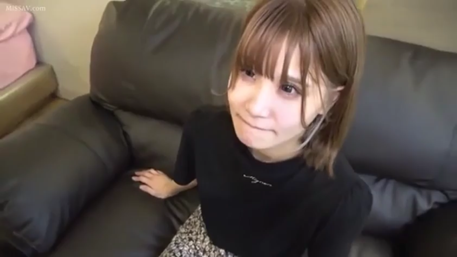 坐姿 · 面部 · 沙发 · 注视 · 俯拍 · 日常装 · 无辜