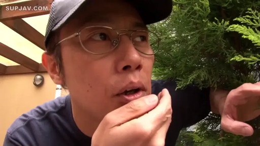 鸭舌帽 · 脸部特写 · 偷窥 · 惊讶 · 户外 · 围栏 · 窥视视角 · 偷窥姿势