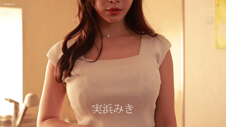 室内 · 胸部 · 站立 · 展示 · 项链 · 凸点 · 米色针织背心 · 微弱笑意