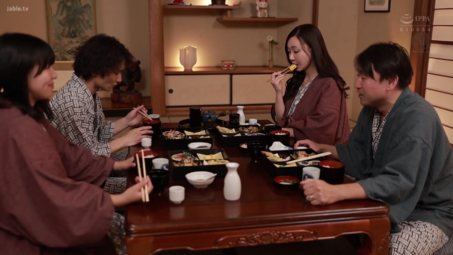 座り姿勢 · 中景 · 自然 · 和服 · 食事 · 餐具 · 日式房间 · 多人聚餐