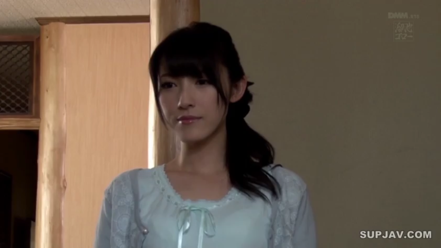 站立 · 平静 · 学生制服 · 看手机 · 手机 · 侧脸特写 · 户外天台 · 下雨