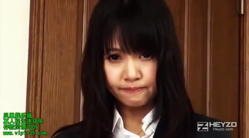 室内 · 面部 · 站立 · 职业装 · 注视 · 齐刘海 · 抿嘴