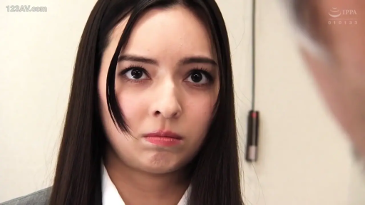 室内 · 严肃 · 面部 · 站姿 · 灰色西装 · 对视 · 黑长直