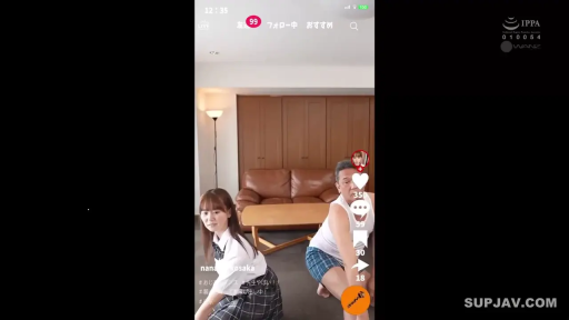 全身 · 校服 · 专注 · 沙发 · 客厅 · 跳舞 · 舞姿 · 社交界面