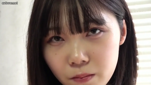 室内 · 严肃 · 面部特写 · 凝视 · 齐刘海 · 正对