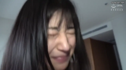 室内 · 坐姿 · 微笑 · 上半身特写 · 手交 · 紫色上衣 · 素人感 · 阴茎（模糊）