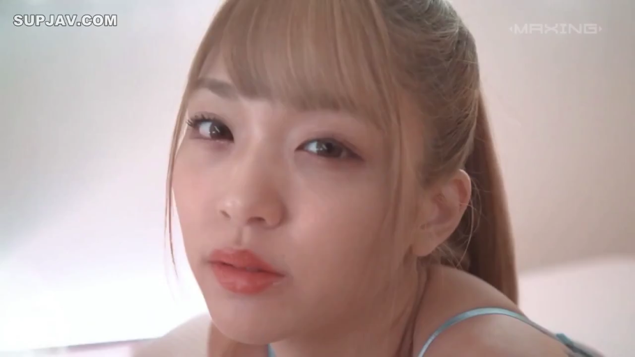 眼睛特写 · 床上 · 迷离 · 浅蓝色细肩带睡衣