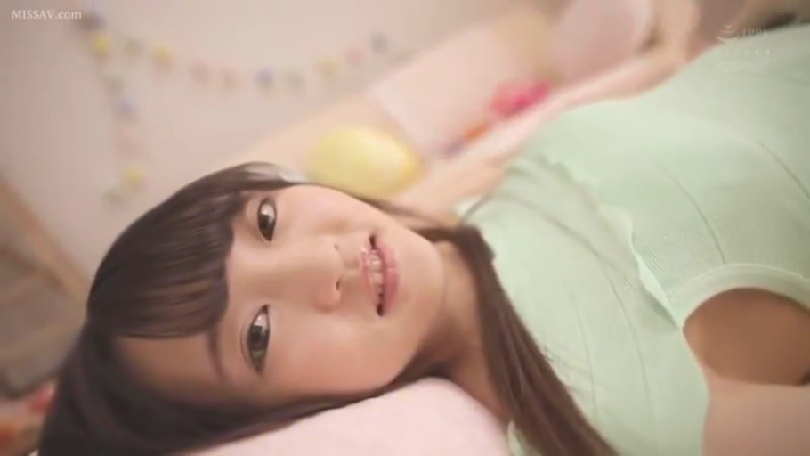 脸部特写 · 卧室 · 迷离 · 枕头 · 居家 · 凝视 · 卧姿 · 浅绿色背心