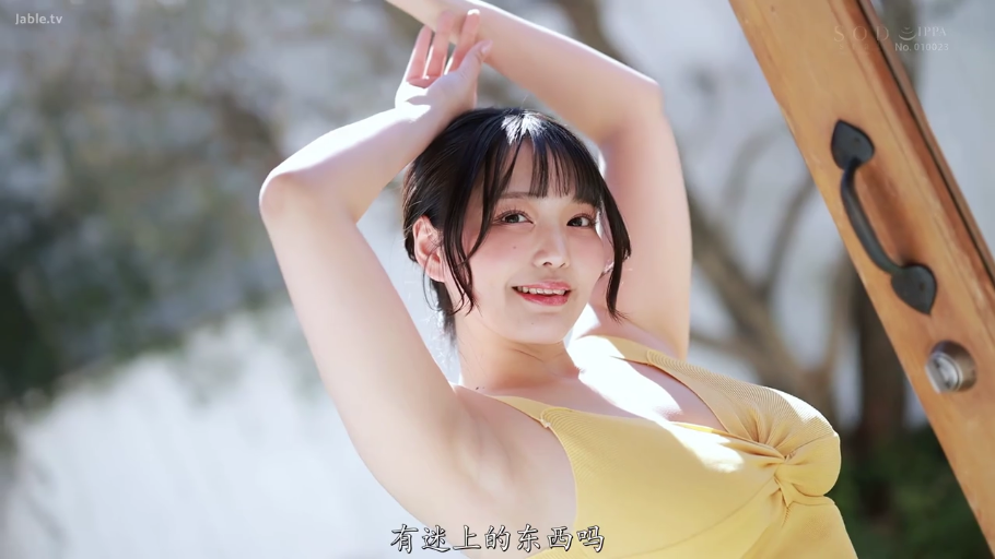 坐姿 · 面部 · 客厅 · 注视镜头 · 气球 · 职业微笑 · 灰色职业装 · 空姐角色