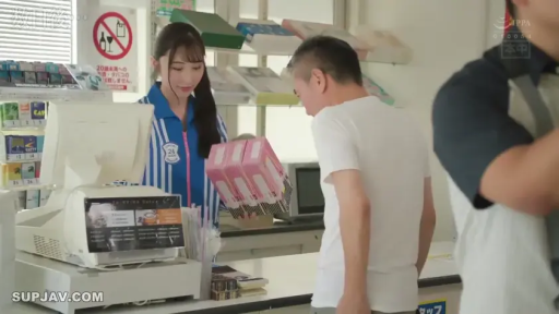 站立 · 中景 · 微笑 · 便利店 · 便利店制服 · 收银机 · 结账 · 店员