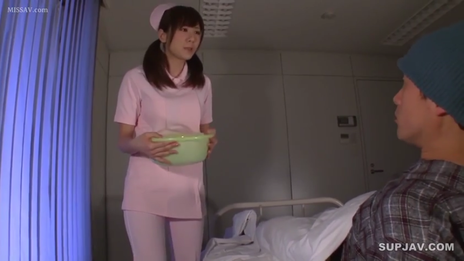 严肃 · 病房 · 护士服 · 角色扮演 · 站立 · 中景 · 对话 · 水盆