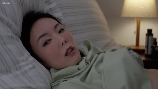 脸部 · 卧室 · 枕头 · 凝视 · 侧卧 · 睡衣 · 慵懒 · 柔和灯光