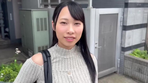 Stand · Smile · 自然 · 挎包 · Outdoor · Gray sweater · 街拍风格