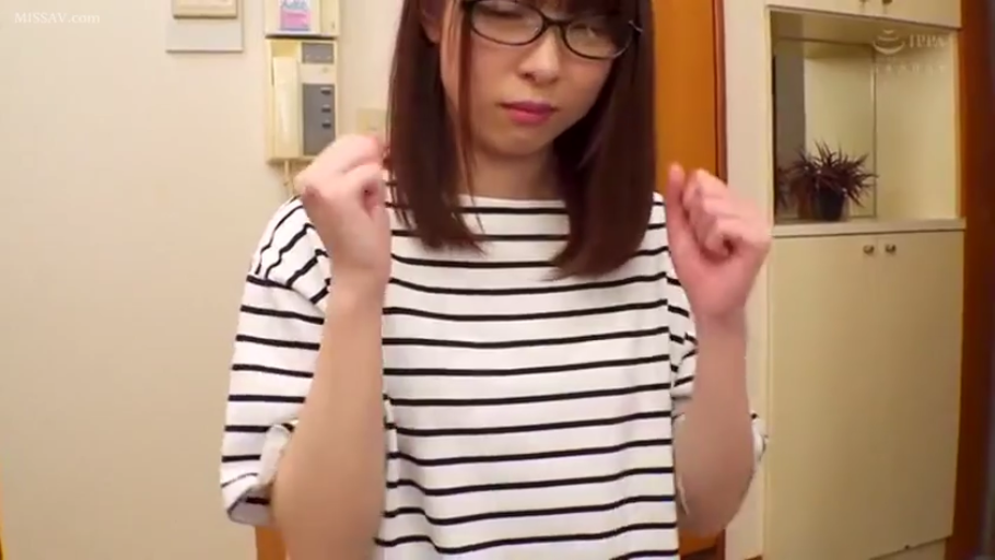 室内 · 多人性交 · 上半身特写 · 多人场景 · 白色蕾丝睡衣 · 被抱住 · 快感高潮