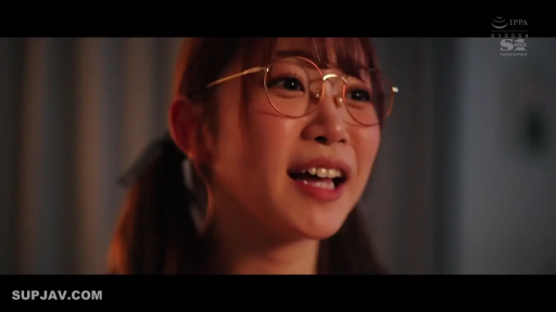 室內 · 眼鏡 · 臉部特寫 · 站姿 · 微笑 · 雙馬尾 · 居家服 · 说话