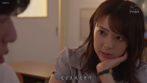 室内 · 条纹衬衫 · 面部特写 · 注视 · 温柔 · 手表 · 托腮坐姿 · 老师角色