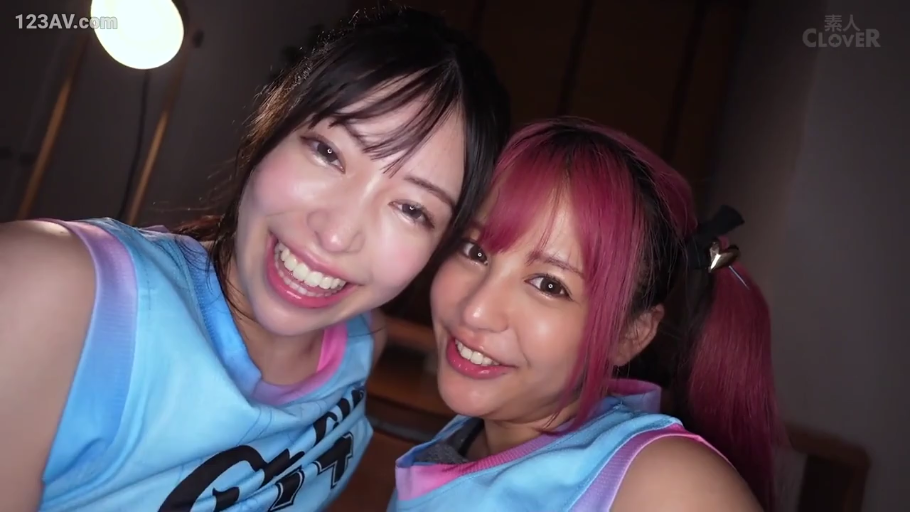 室内 · 特写 · 双人 · 自拍 · 笑容 · 篮球服 · 依偎