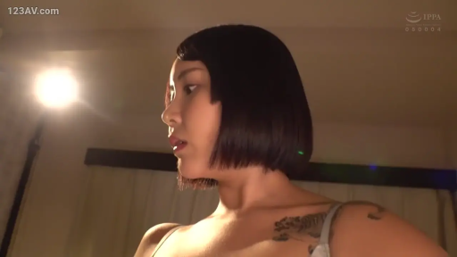 室内 · 站立 · 展示 · 躯干特写 · 灰色运动内衣 · CK品牌