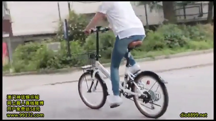 全身 · 水印 · 户外街道 · 自行车 · 骑行 · 骑车 · 白色短袖牛仔裤