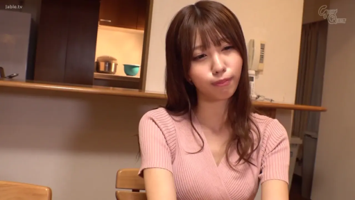 坐姿 · 忧郁 · 凝视 · 上半身 · 椅子 · 棕色长发 · 室内厨房 · 粉色V领针织衫