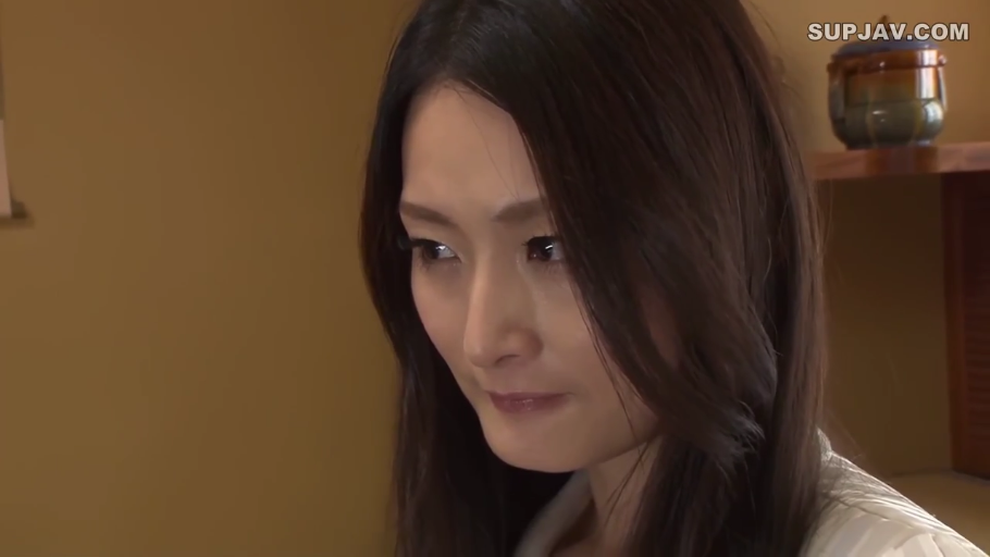 室内 · 脸部特写 · 浅色上衣