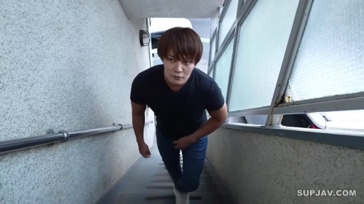 严肃 · 全身 · 楼梯间 · 行走 · 黑色T恤 · 男性 · 上楼