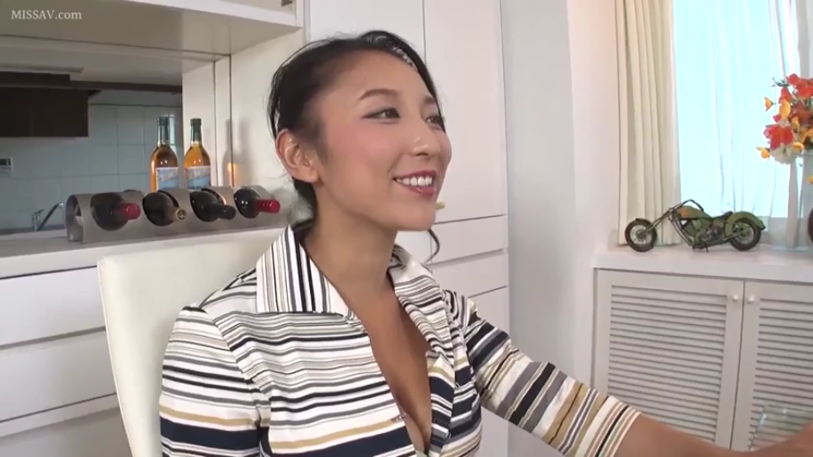 室内 · 坐姿 · 面部 · 条纹衬衫