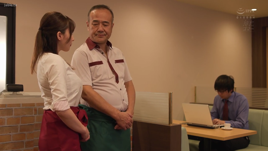 Stand · Medium shot · 自然 · 制服 · Laptop · 交流 · 餐厅 · Workplace