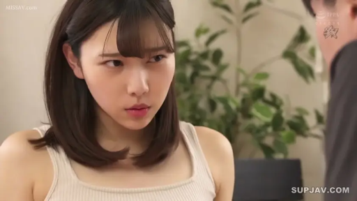 室内 · 集中 · 顔部のクローズアップ · 盆栽 · 白いタンクトップ · 凝視 · 横に頭を傾ける · 少女