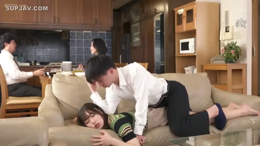 中景 · 条纹上衣 · 厨房 · 沙发 · 闭目 · 叠坐 · 家庭环境 · 沙发性爱